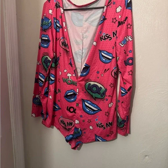 Pink onesie lip pajamas romper - Picture 3 of 5